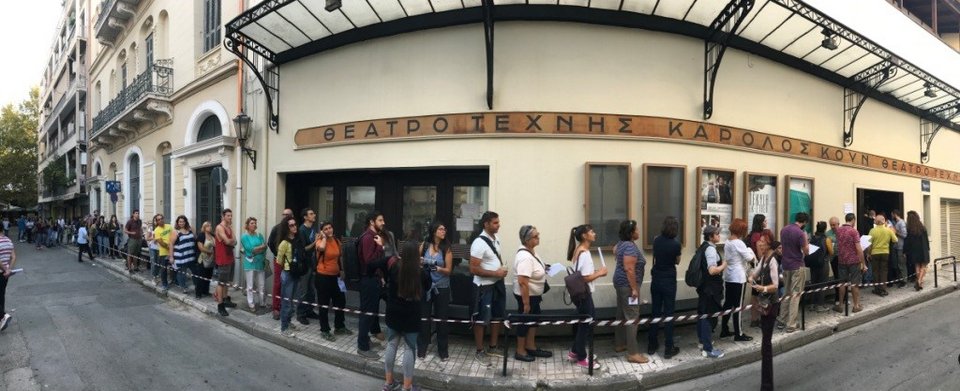 Η ουρά για τα εισιτήρια των 3 ευρώ στο Θέατρο Τέχνης έπιανε όλο το τετράγωνο [εικόνες]  | iefimerida.gr 1