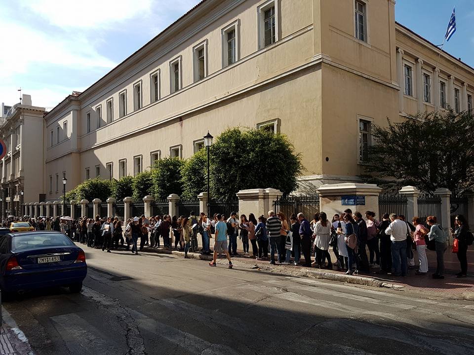 Η ουρά για τα εισιτήρια των 3 ευρώ στο Θέατρο Τέχνης έπιανε όλο το τετράγωνο [εικόνες]  | iefimerida.gr 5