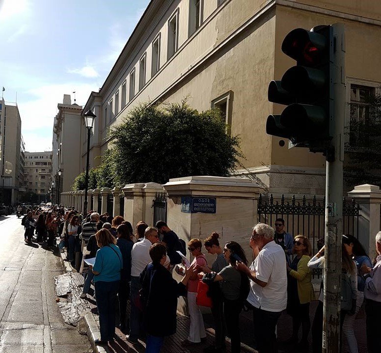 Η ουρά για τα εισιτήρια των 3 ευρώ στο Θέατρο Τέχνης έπιανε όλο το τετράγωνο [εικόνες]  | iefimerida.gr 4