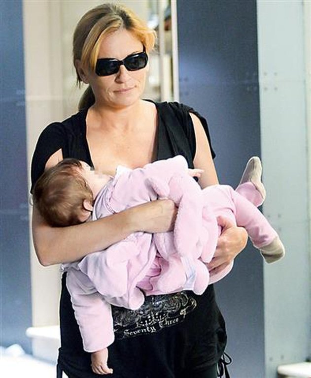 Η Θεοφανία Παπαθωμά θηλάζει δημόσια την κόρη της στο Κολωνάκι [εικόνες]  | iefimerida.gr 1