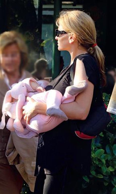 Η Θεοφανία Παπαθωμά θηλάζει δημόσια την κόρη της στο Κολωνάκι [εικόνες]  | iefimerida.gr 0