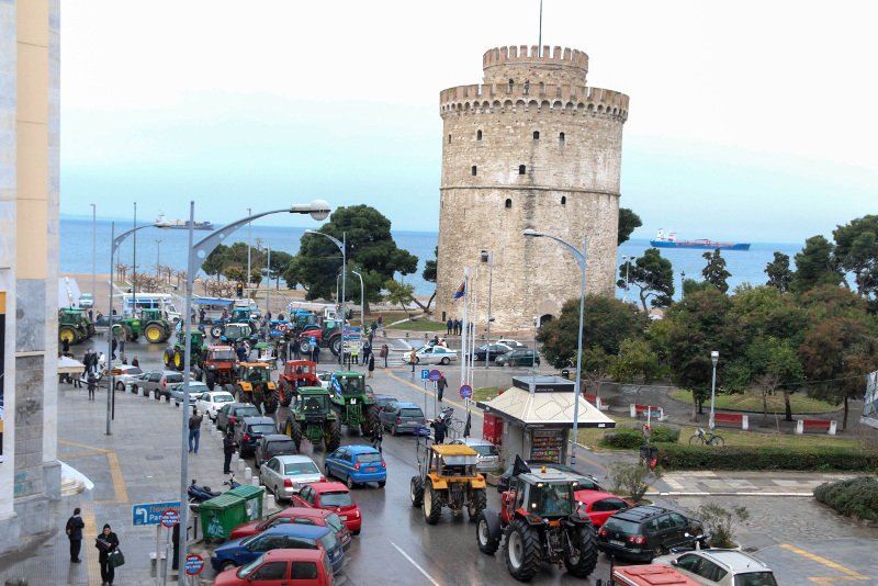 Περισσότερα από 350 τρακτέρ στον Λευκό Πύργο [εικόνες] | iefimerida.gr 1