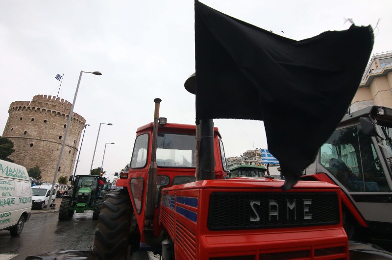 Περισσότερα από 350 τρακτέρ στον Λευκό Πύργο [εικόνες] | iefimerida.gr 2