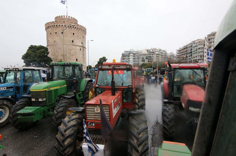 Περισσότερα από 350 τρακτέρ στον Λευκό Πύργο [εικόνες] | iefimerida.gr 6