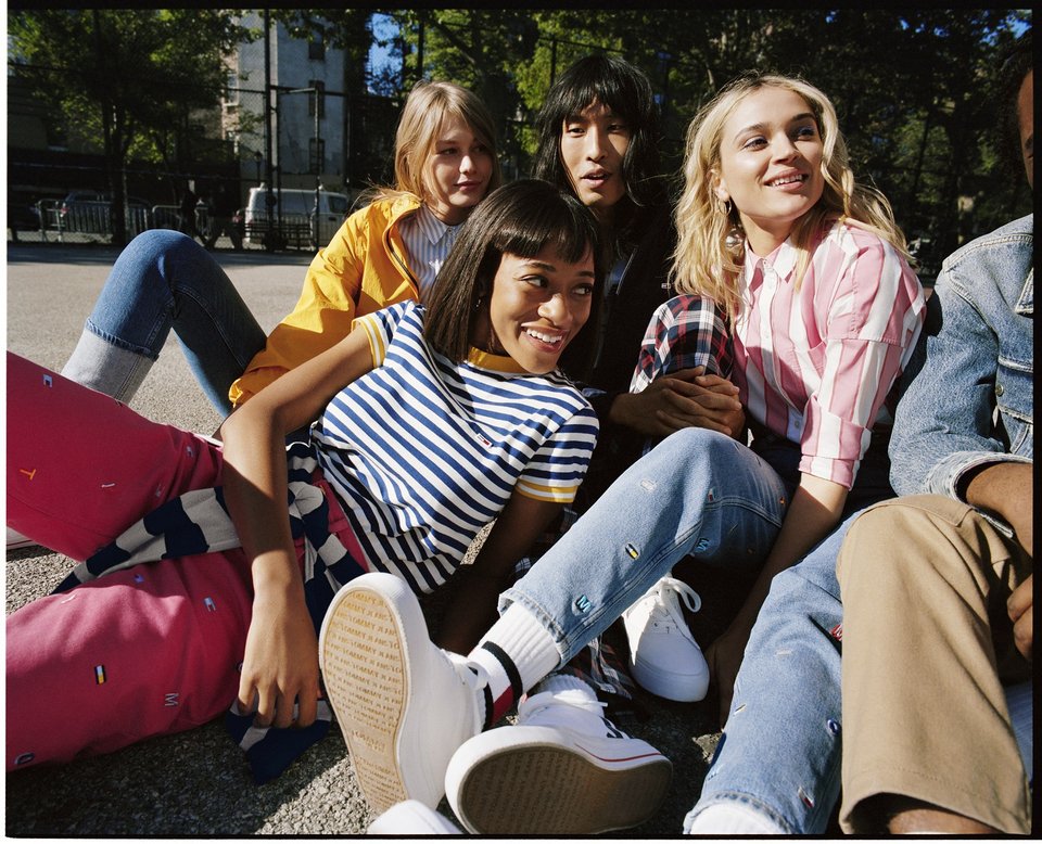 O Tommy Hilfiger παρουσιάζει την Tommy Jeans καμπάνια για την άνοιξη 2019 [εικόνες] | iefimerida.gr 2