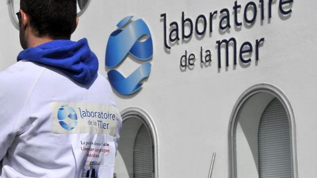 Πρωτοφανές: Στη Γαλλία οι εργαζόμενοι διαμαρτύρονται για την απόλυση του... αφεντικού τους [εικόνες] | iefimerida.gr 1