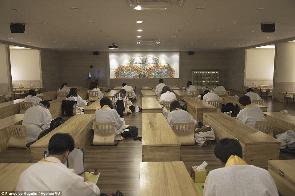 Eτσι είναι να είσαι νεκρός για μία μέρα - Οι σχολές «θανάτου» που κατέκτησαν την Νότια Κορέα [εικόνες] | iefimerida.gr 1