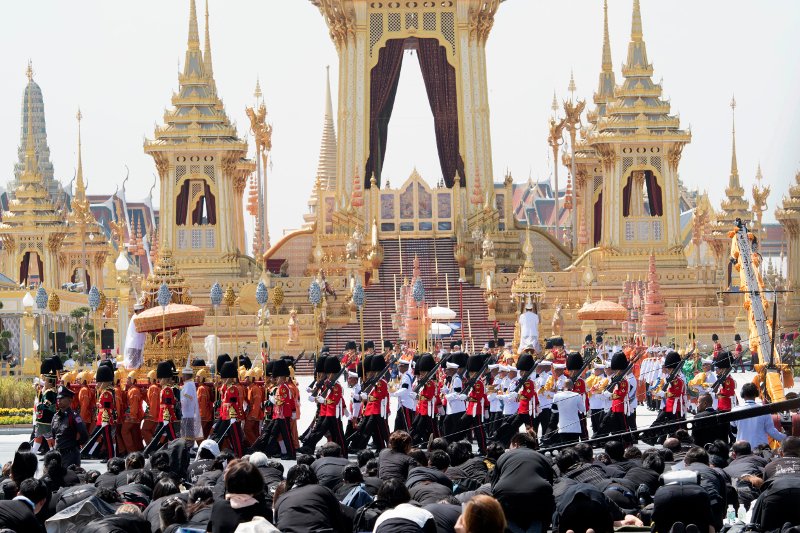 Ο βασιλιάς της Ταϊλάνδης έφερε την ερωμένη του στην κηδεία του πατέρα του -Μαζί και η σύζυγος [εικόνες] | iefimerida.gr 1