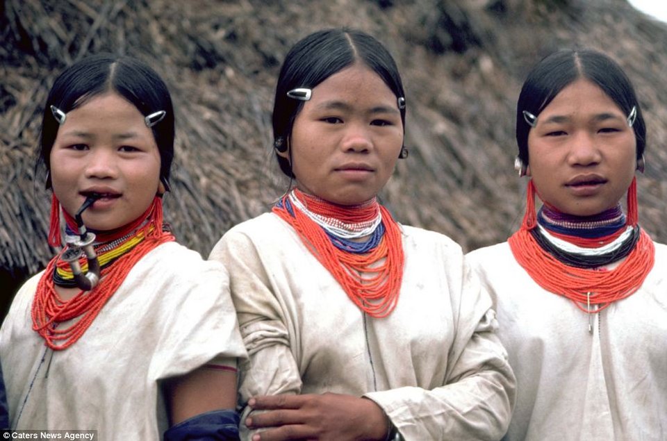 Ντοκουμέντα μιας απομακρυσμένης φυλής που δεν υπάρχει πια -Βρέφη που καπνίζουν και παίζουν με τουφέκια [εικόνες] | iefimerida.gr 7