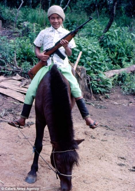 Ντοκουμέντα μιας απομακρυσμένης φυλής που δεν υπάρχει πια -Βρέφη που καπνίζουν και παίζουν με τουφέκια [εικόνες] | iefimerida.gr 2