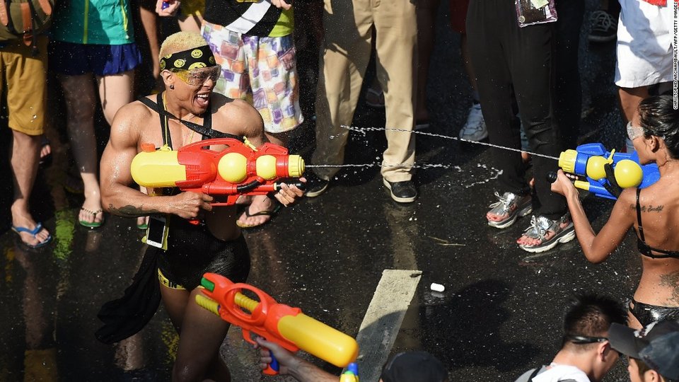 Το μεγαλύτερο πάρτι μπουγελώματος στον κόσμο [εικόνες] | iefimerida.gr 0