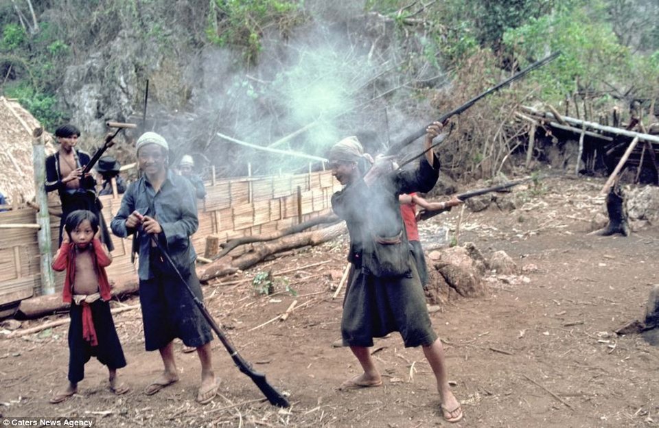 Ντοκουμέντα μιας απομακρυσμένης φυλής που δεν υπάρχει πια -Βρέφη που καπνίζουν και παίζουν με τουφέκια [εικόνες] | iefimerida.gr 4