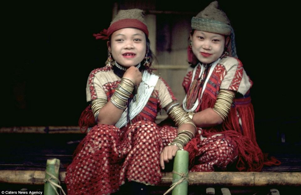 Ντοκουμέντα μιας απομακρυσμένης φυλής που δεν υπάρχει πια -Βρέφη που καπνίζουν και παίζουν με τουφέκια [εικόνες] | iefimerida.gr 5