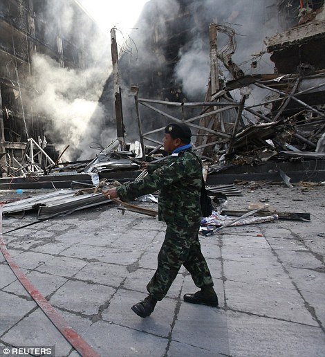 Κάμερες ασφαλείας δείχνουν τον βομβιστή της Ταϊλάνδης την ώρα που μεταφέρει τη βόμβα -Σκότωσε 21 άτομα [εικόνες & βίντεο] | iefimerida.gr 3