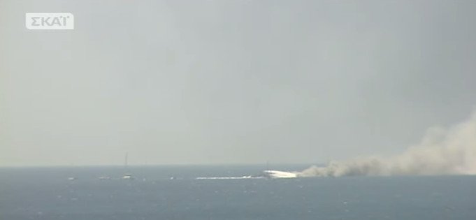 Φωτιά σε θαλαμηγό ανοιχτά της Μαρίνας Αλίμου -Τυλίχτηκε στις φλόγες  | iefimerida.gr 1