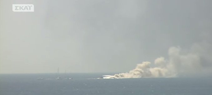 Φωτιά σε θαλαμηγό ανοιχτά της Μαρίνας Αλίμου -Τυλίχτηκε στις φλόγες  | iefimerida.gr 2