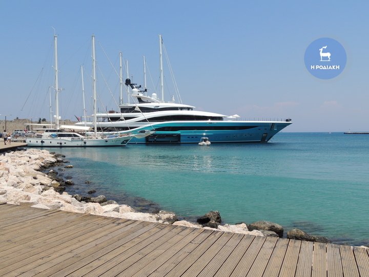 Η τιρκουάζ θαλαμηγός μεγιστάνα που άφησε άφωνη τη Ρόδο [εικόνες] | iefimerida.gr 5