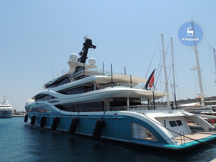 Η τιρκουάζ θαλαμηγός μεγιστάνα που άφησε άφωνη τη Ρόδο [εικόνες] | iefimerida.gr 2