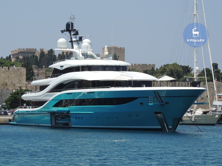 Η τιρκουάζ θαλαμηγός μεγιστάνα που άφησε άφωνη τη Ρόδο [εικόνες] | iefimerida.gr 1