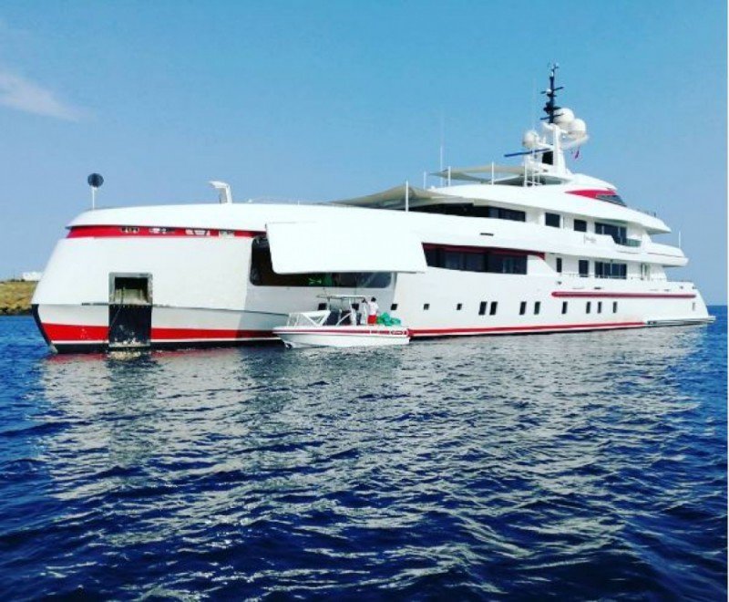 Στη Σούδα η λαμπερή θαλαμηγός του μεγιστάνα των αναψυκτικών Μπρους Γκρόσμαν (εικόνες) | iefimerida.gr 0