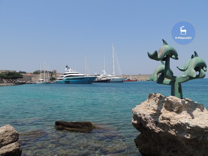 Η τιρκουάζ θαλαμηγός μεγιστάνα που άφησε άφωνη τη Ρόδο [εικόνες] | iefimerida.gr 4