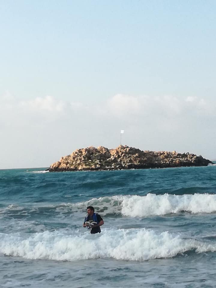 Νεαρός στην Κρήτη πήγε κολυμπώντας σε νησάκι για να αλλάξει την κουρελιασμένη σημαία