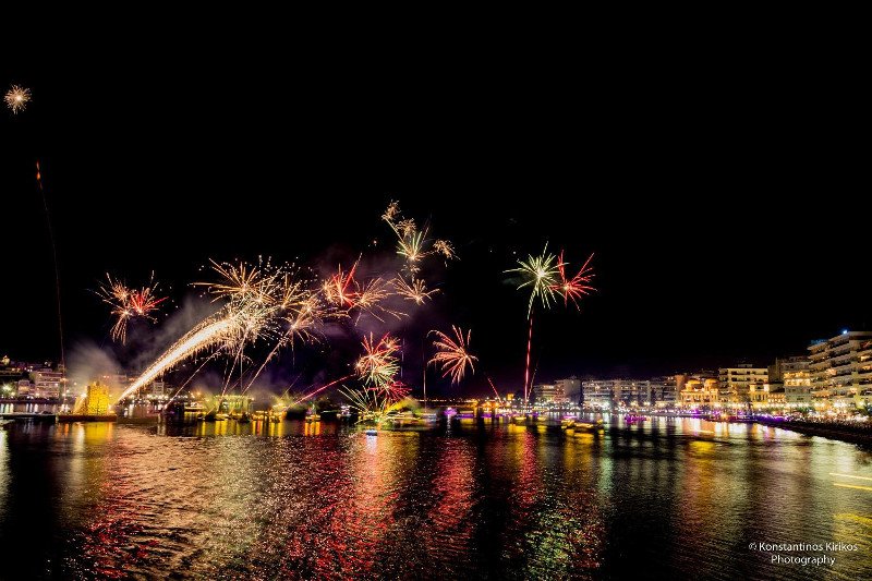 Το θαλασσινό καρναβάλι της Χαλκίδας- Υπερθέαμα κάτω από τη συρταρωτή γέφυρα [εικόνες] | iefimerida.gr 0