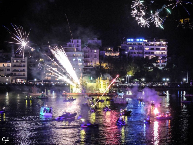 Το θαλασσινό καρναβάλι της Χαλκίδας- Υπερθέαμα κάτω από τη συρταρωτή γέφυρα [εικόνες] | iefimerida.gr 1