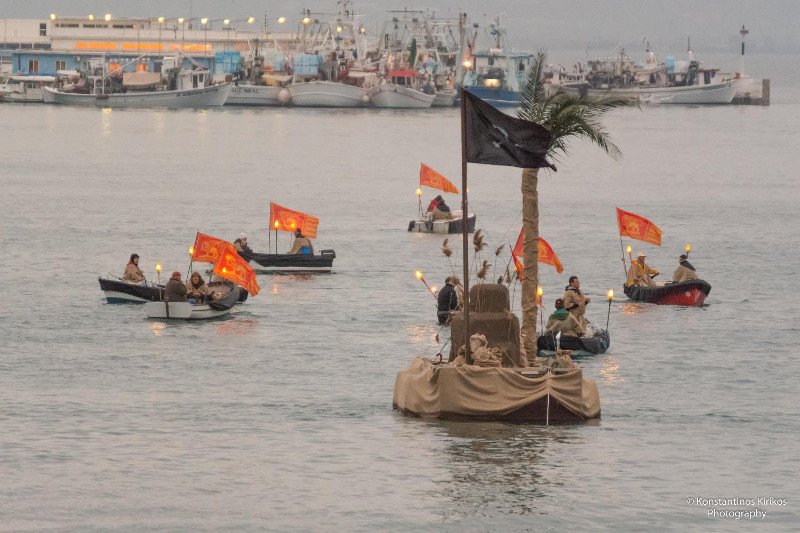 Το θαλασσινό καρναβάλι της Χαλκίδας- Υπερθέαμα κάτω από τη συρταρωτή γέφυρα [εικόνες] | iefimerida.gr 2