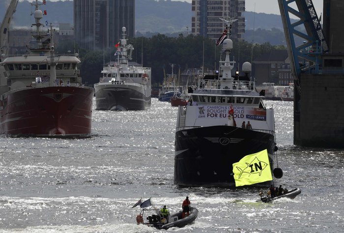 Ναυμαχία στον Τάμεση των υποστηρικτών του «ναι» και του «όχι» [εικόνες & βίντεο]  | iefimerida.gr 2