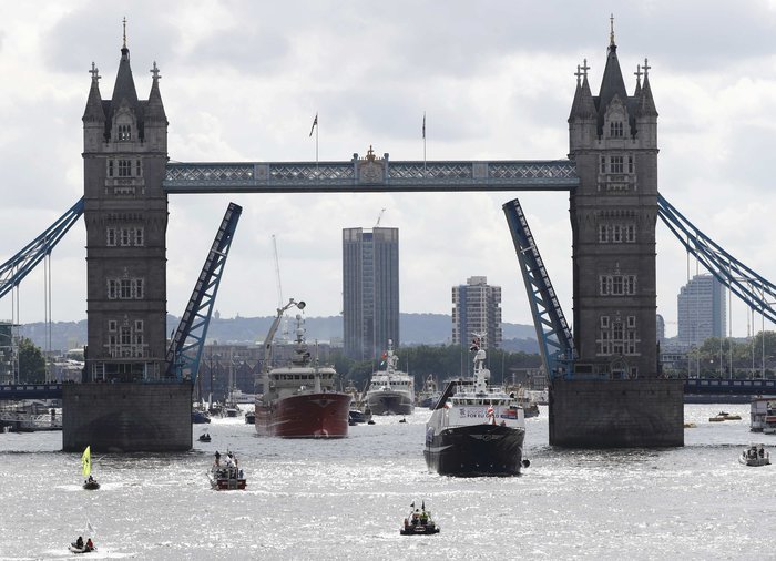 Ναυμαχία στον Τάμεση των υποστηρικτών του «ναι» και του «όχι» [εικόνες & βίντεο]  | iefimerida.gr 1