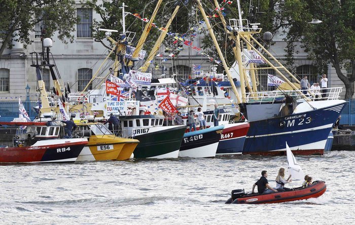 Ναυμαχία στον Τάμεση των υποστηρικτών του «ναι» και του «όχι» [εικόνες & βίντεο]  | iefimerida.gr 3