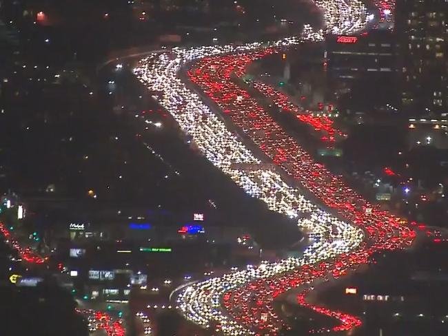 Viral βίντεο με την κίνηση... χιλιομέτρων στο Λος Αντζελες ενόψει Thanksgiving [βίντεο] | iefimerida.gr 0