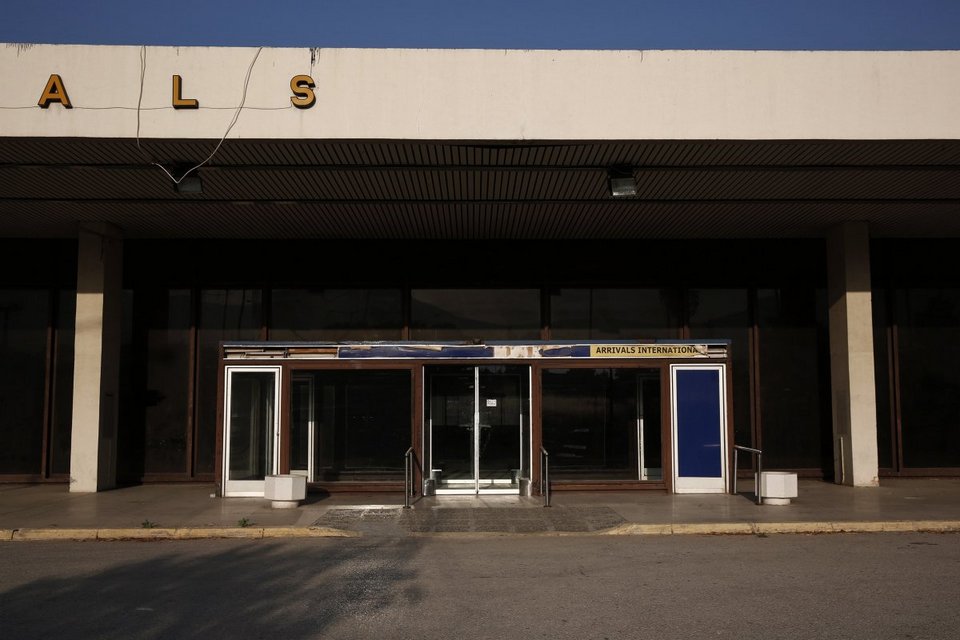 Ηταν κάποτε ένα αεροδρόμιο: Συγκλονιστικές φωτογραφίες του Business Insider από το ερειπωμένο Ελληνικό [εικόνες] | iefimerida.gr 11