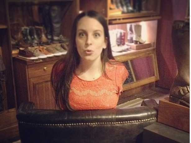 Mamming: Γιατί οι γυναίκες «παρκάρουν» το στήθος τους πάνω σε  τραπέζια, πάγκους, κατοικίδια και φωτογραφίζονται [εικόνες]  | iefimerida.gr 4