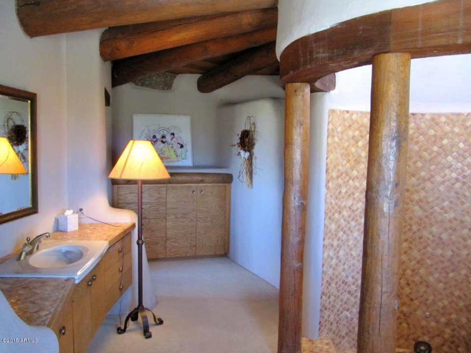 Το πιο πρωτότυπο σπίτι - Χαμένο ανάμεσα στα βράχια και την έρημο [εικόνες] | iefimerida.gr 12