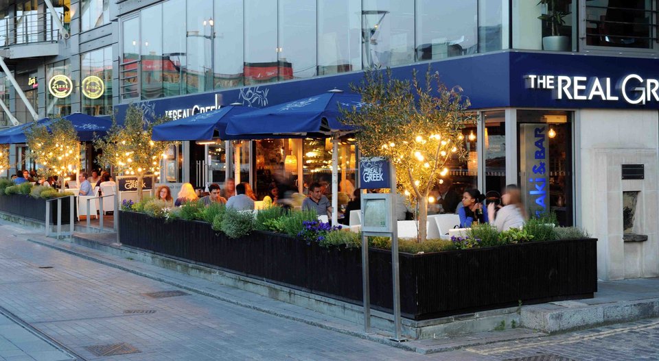 Το Λονδίνο υποκλίνεται στο ελληνικό εστιατόριο «Real Greek» -Ανοίγει και έβδομο μαγαζί [εικόνες] | iefimerida.gr 0