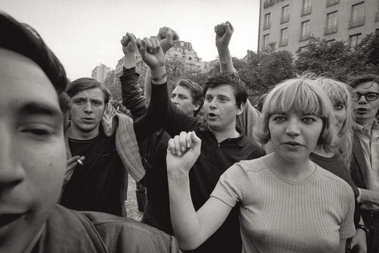 Όταν ο λάβρος φιλέλληνας Ντανιέλ Κον-Μπεντίτ διαδήλωνε πλάι σε όμορφες Γαλλιδούλες [εικόνα] | iefimerida.gr 0