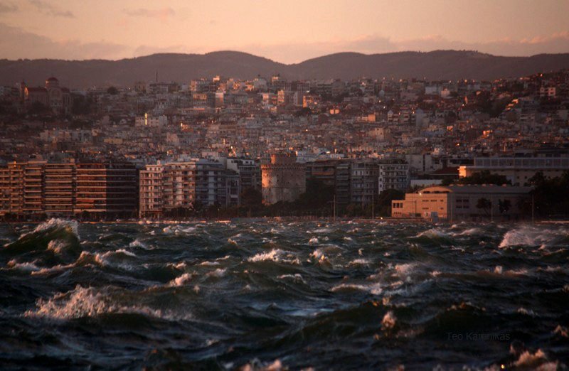 Πρωτοφανείς φωτογραφίες: Φούντωσε ο Θερμαϊκός και ανέβηκε στο δρόμο στη Θεσσαλονίκη [εικόνες] | iefimerida.gr 0