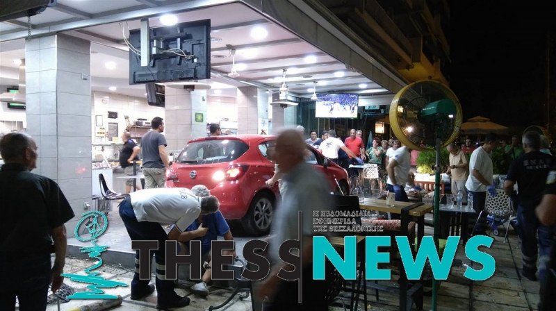 Απίστευτο τροχαίο στη Θεσσαλονίκη- Αυτοκίνητο «προσγειώθηκε» σε καφετέρια, 5 τραυματίες [εικόνες] | iefimerida.gr 0