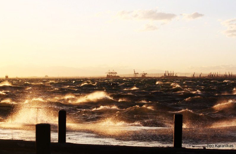 Πρωτοφανείς φωτογραφίες: Φούντωσε ο Θερμαϊκός και ανέβηκε στο δρόμο στη Θεσσαλονίκη [εικόνες] | iefimerida.gr 1