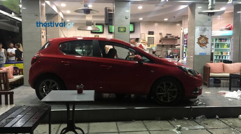 Απίστευτο τροχαίο στη Θεσσαλονίκη- Αυτοκίνητο «προσγειώθηκε» σε καφετέρια, 5 τραυματίες [εικόνες] | iefimerida.gr 2