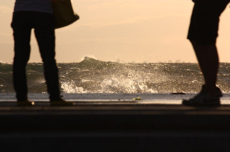 Πρωτοφανείς φωτογραφίες: Φούντωσε ο Θερμαϊκός και ανέβηκε στο δρόμο στη Θεσσαλονίκη [εικόνες] | iefimerida.gr 2