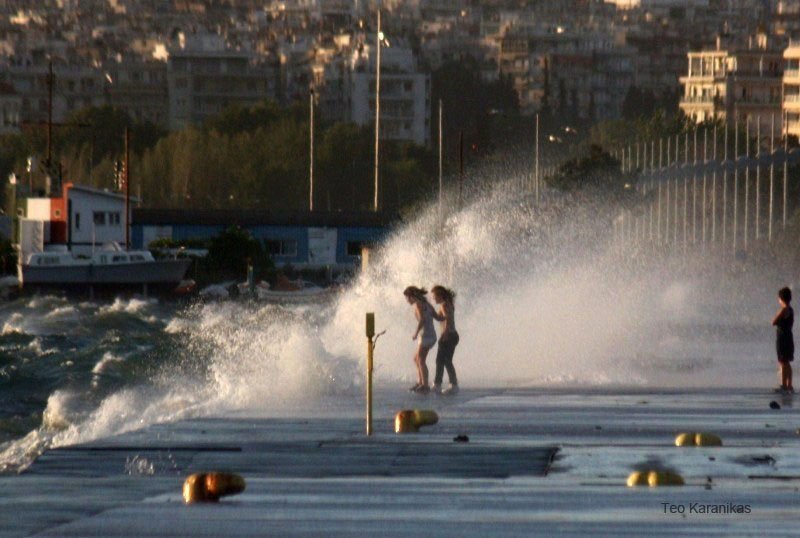 Πρωτοφανείς φωτογραφίες: Φούντωσε ο Θερμαϊκός και ανέβηκε στο δρόμο στη Θεσσαλονίκη [εικόνες] | iefimerida.gr 3