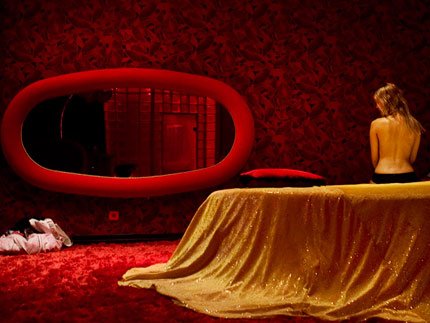 Η πορνεία στην Ελλάδα της κρίσης – Μια διεθνής Ελληνίδα φωτογράφος φωτίζει τη βιομηχανία του αγοραίου έρωτα [εικόνες]  | iefimerida.gr 0