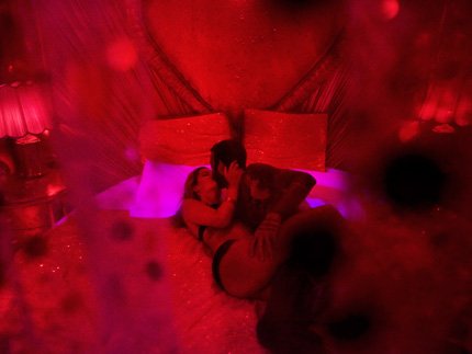 Η πορνεία στην Ελλάδα της κρίσης – Μια διεθνής Ελληνίδα φωτογράφος φωτίζει τη βιομηχανία του αγοραίου έρωτα [εικόνες]  | iefimerida.gr 1