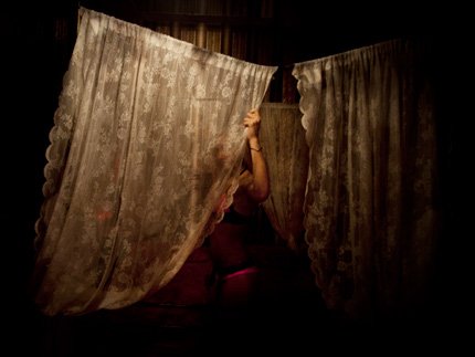 Η πορνεία στην Ελλάδα της κρίσης – Μια διεθνής Ελληνίδα φωτογράφος φωτίζει τη βιομηχανία του αγοραίου έρωτα [εικόνες]  | iefimerida.gr 2