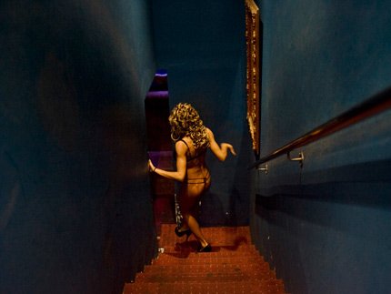 Η πορνεία στην Ελλάδα της κρίσης – Μια διεθνής Ελληνίδα φωτογράφος φωτίζει τη βιομηχανία του αγοραίου έρωτα [εικόνες]  | iefimerida.gr 6