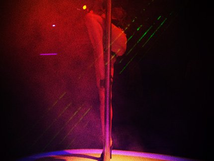 Η πορνεία στην Ελλάδα της κρίσης – Μια διεθνής Ελληνίδα φωτογράφος φωτίζει τη βιομηχανία του αγοραίου έρωτα [εικόνες]  | iefimerida.gr 3