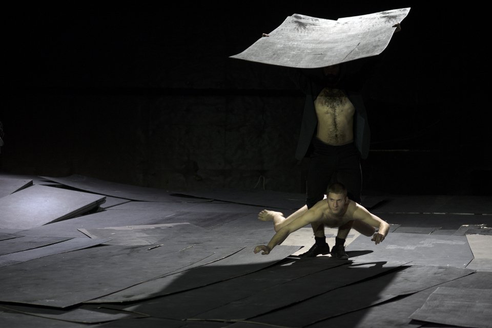 Ιντριγκάρουν οι πρώτες φωτογραφίες της παράστασης του Δημήτρη Παπαϊωάννου στη Στέγη [εικόνες] | iefimerida.gr 1